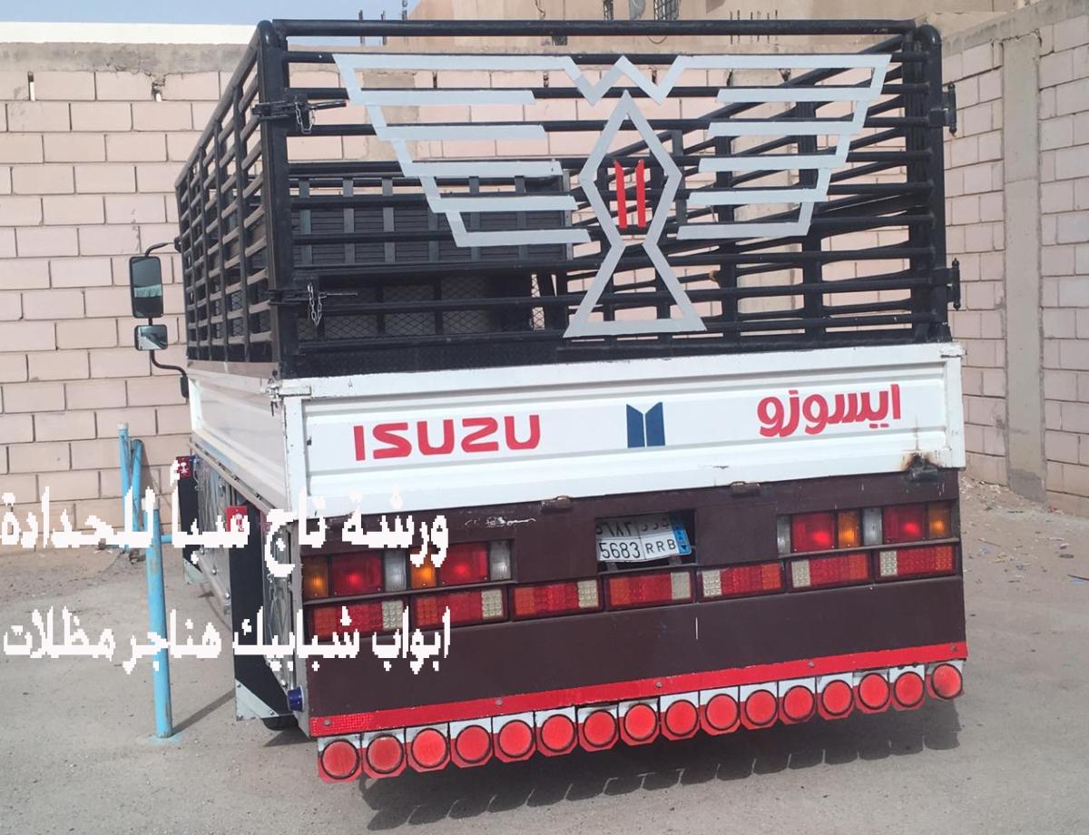 تفصيل وتركيب صناديق سيارات متنوعة في الرياض بما في ذلك صناديق دبابات ونقل عفش، بأسعار تنافسية وجودة ممتازة.
