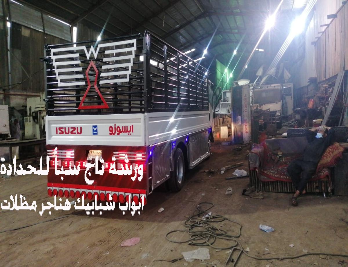 ورشة تاج سبأ لتفصيل صناديق سيارات بالرياض تقدم خدمات تلحيم وتركيب صناديق مخصصة حسب الطلب مع ضمان الجودة العالية.